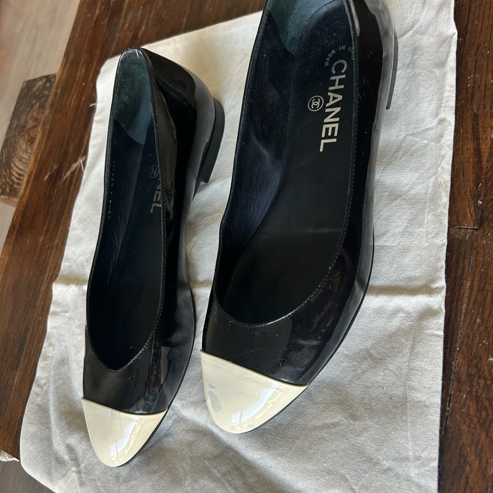 CHANEL Women's Black and Cream Patent Ballerina Flats - Picture 5 of 8